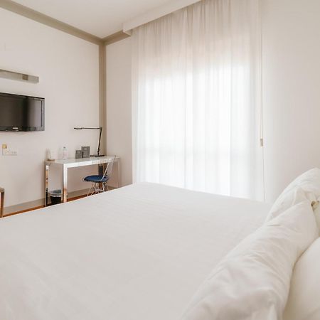 Hotel Miramare Чивитанова Марке Екстериор снимка