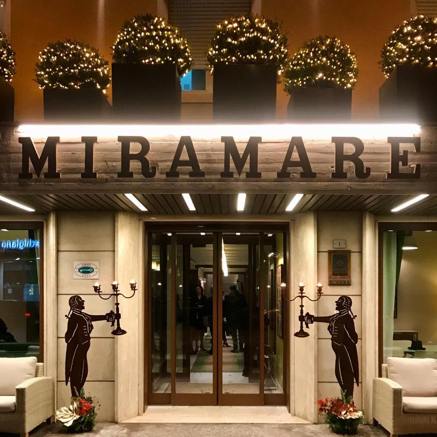 Hotel Miramare Чивитанова Марке Екстериор снимка
