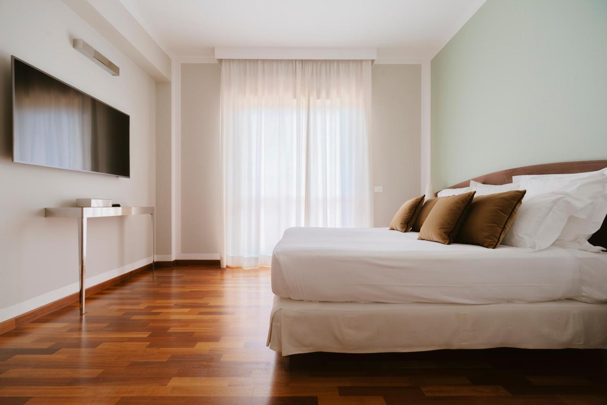 Hotel Miramare Чивитанова Марке Екстериор снимка