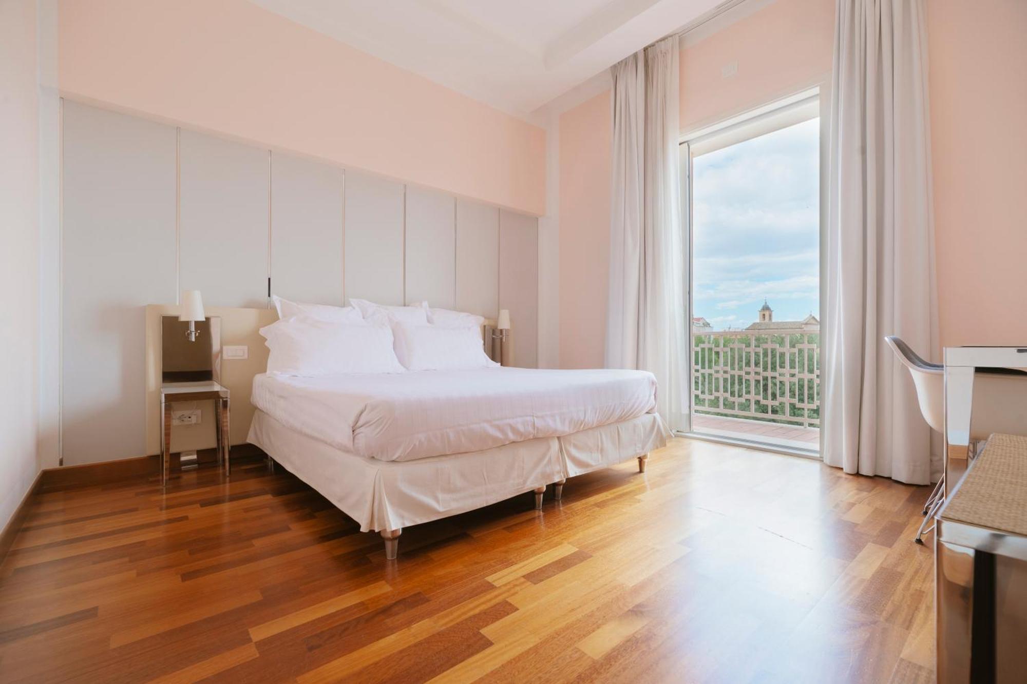 Hotel Miramare Чивитанова Марке Екстериор снимка