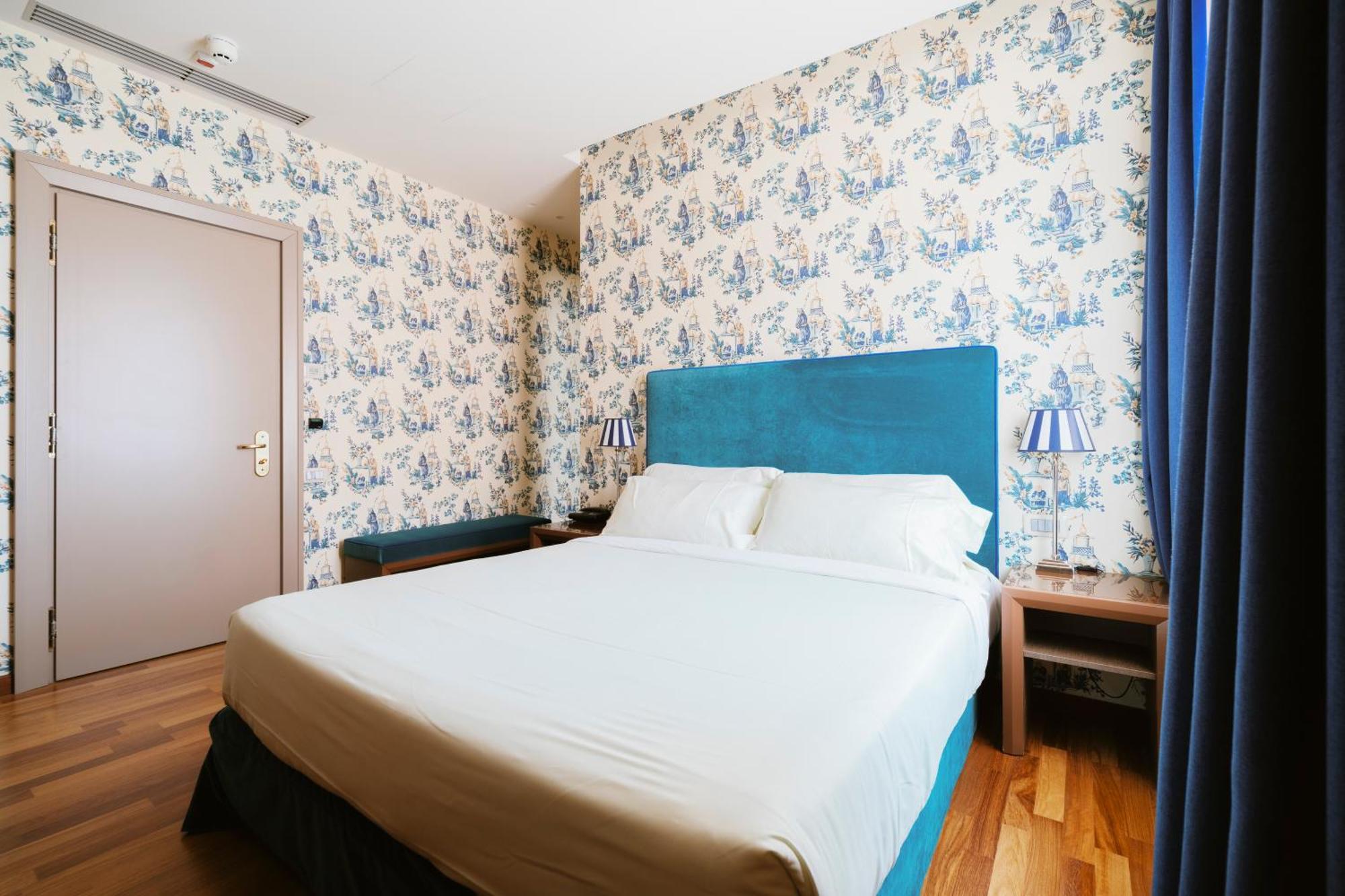 Hotel Miramare Чивитанова Марке Екстериор снимка