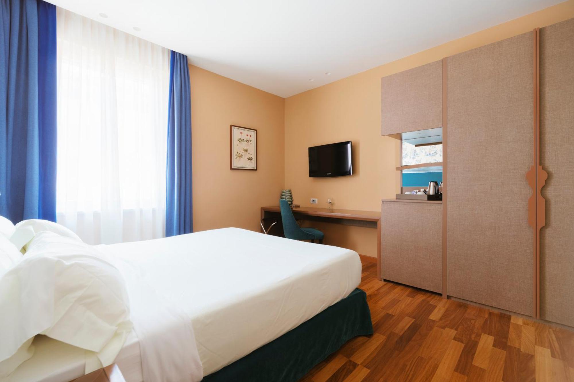 Hotel Miramare Чивитанова Марке Екстериор снимка