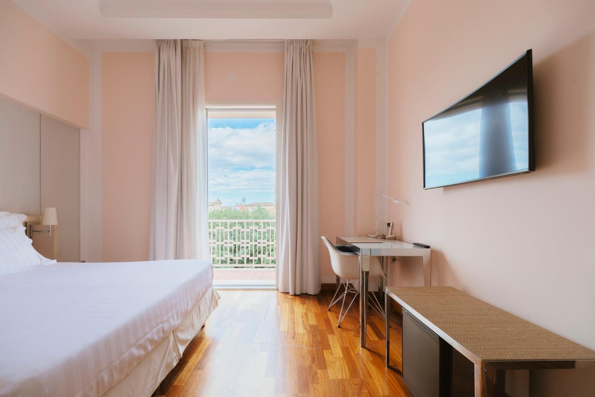 Hotel Miramare Чивитанова Марке Екстериор снимка