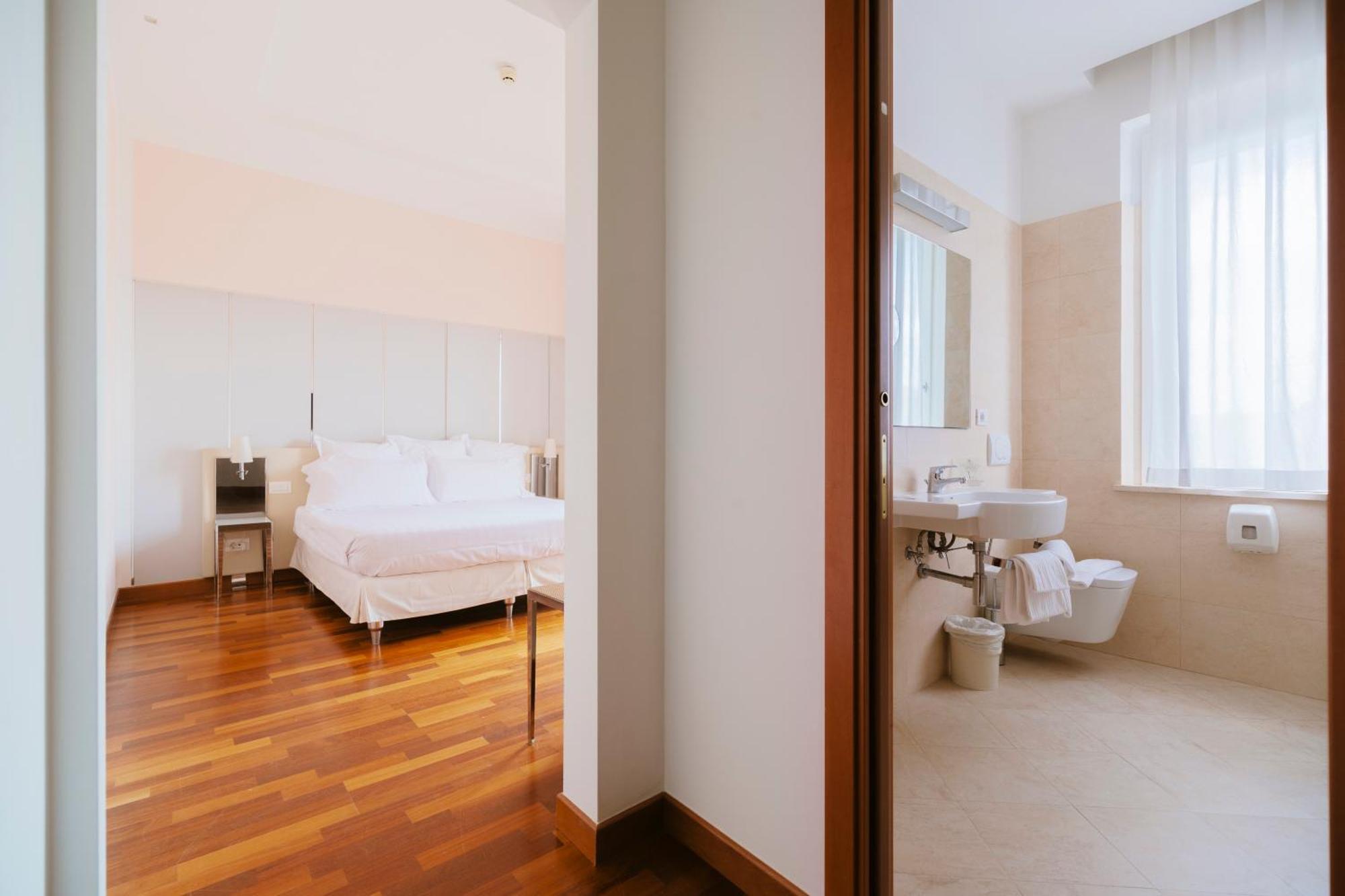 Hotel Miramare Чивитанова Марке Екстериор снимка