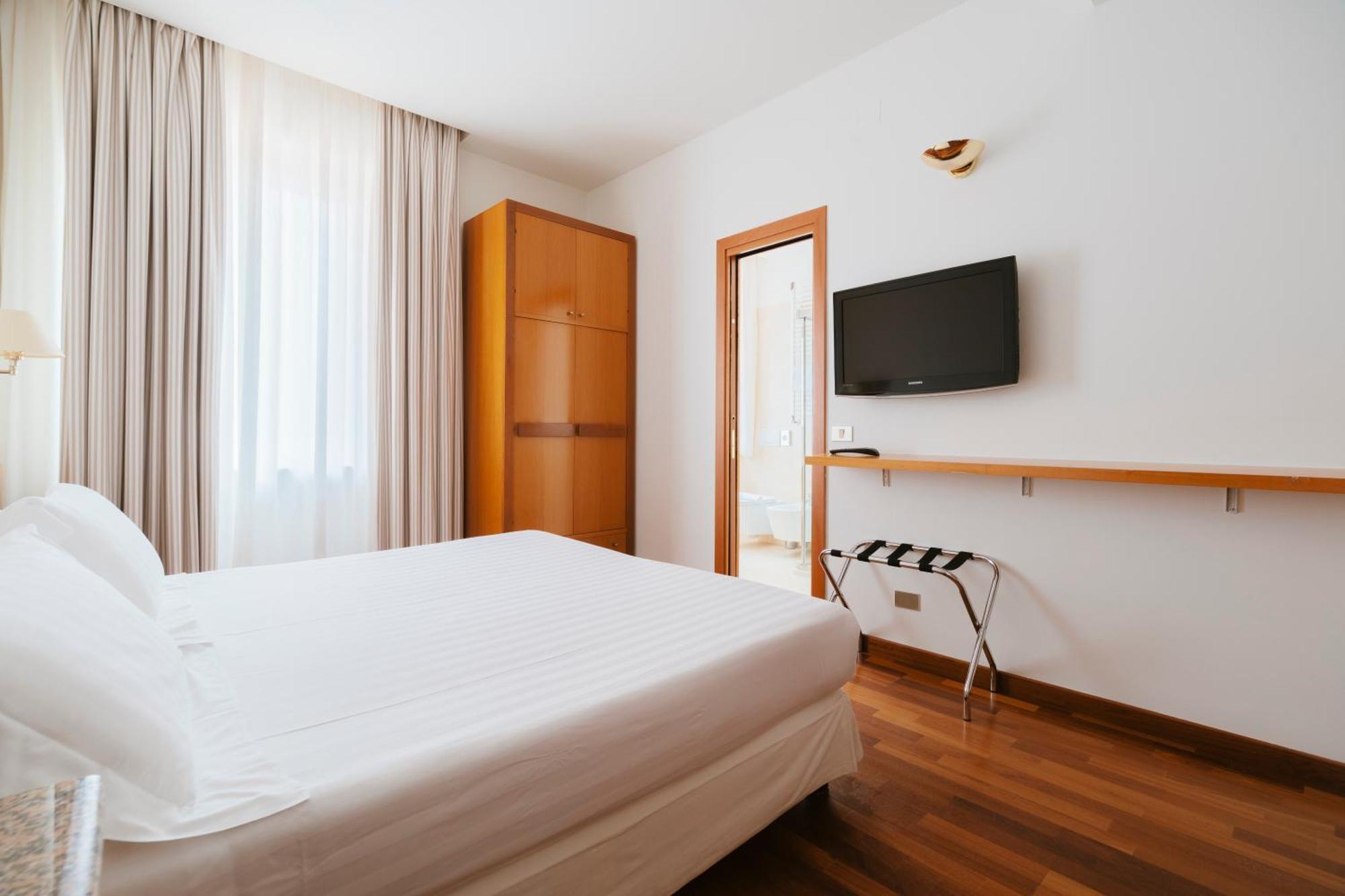 Hotel Miramare Чивитанова Марке Екстериор снимка