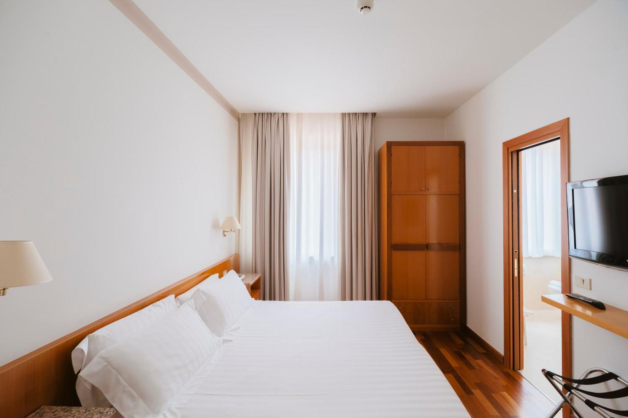 Hotel Miramare Чивитанова Марке Екстериор снимка