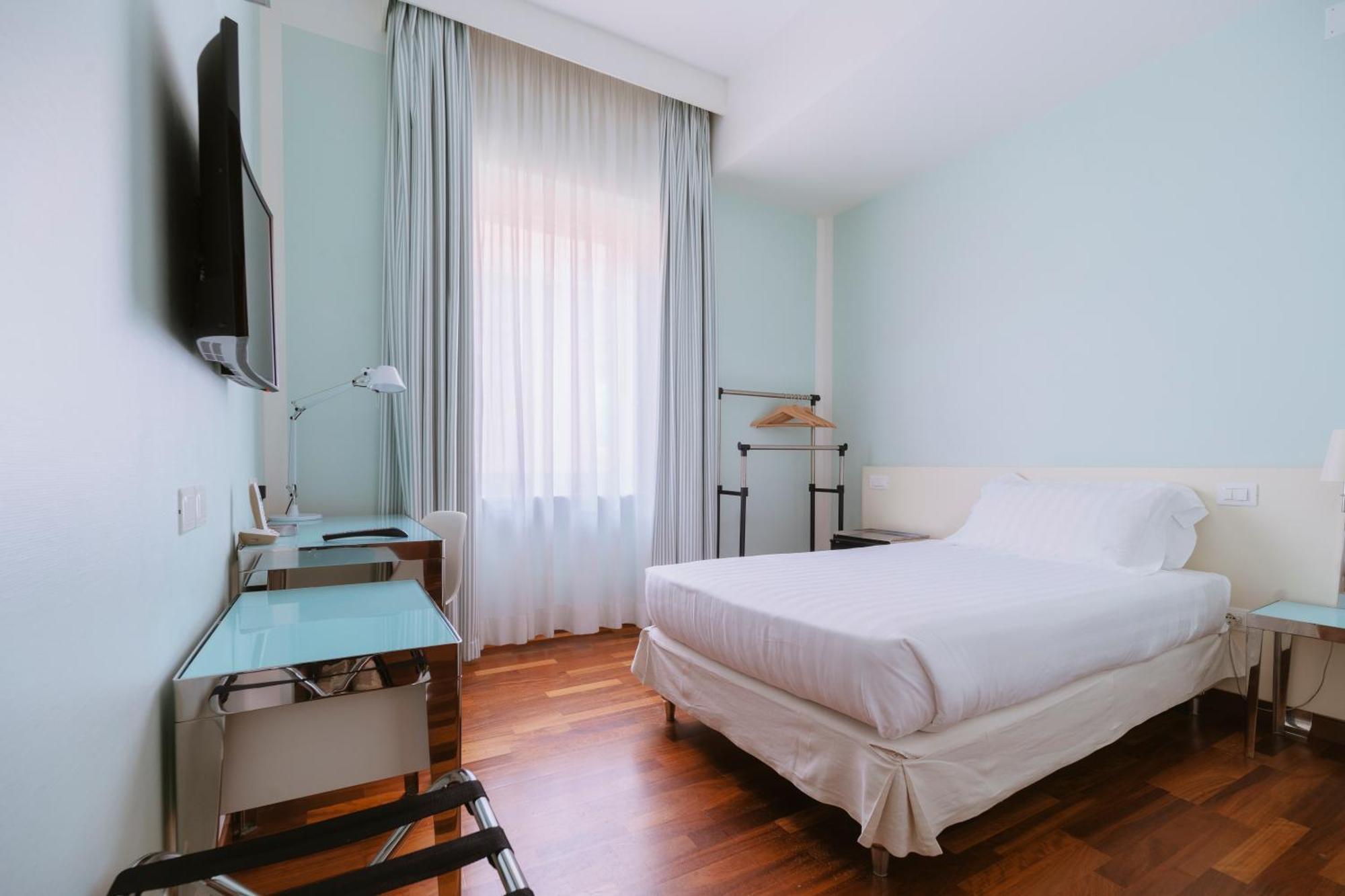 Hotel Miramare Чивитанова Марке Екстериор снимка
