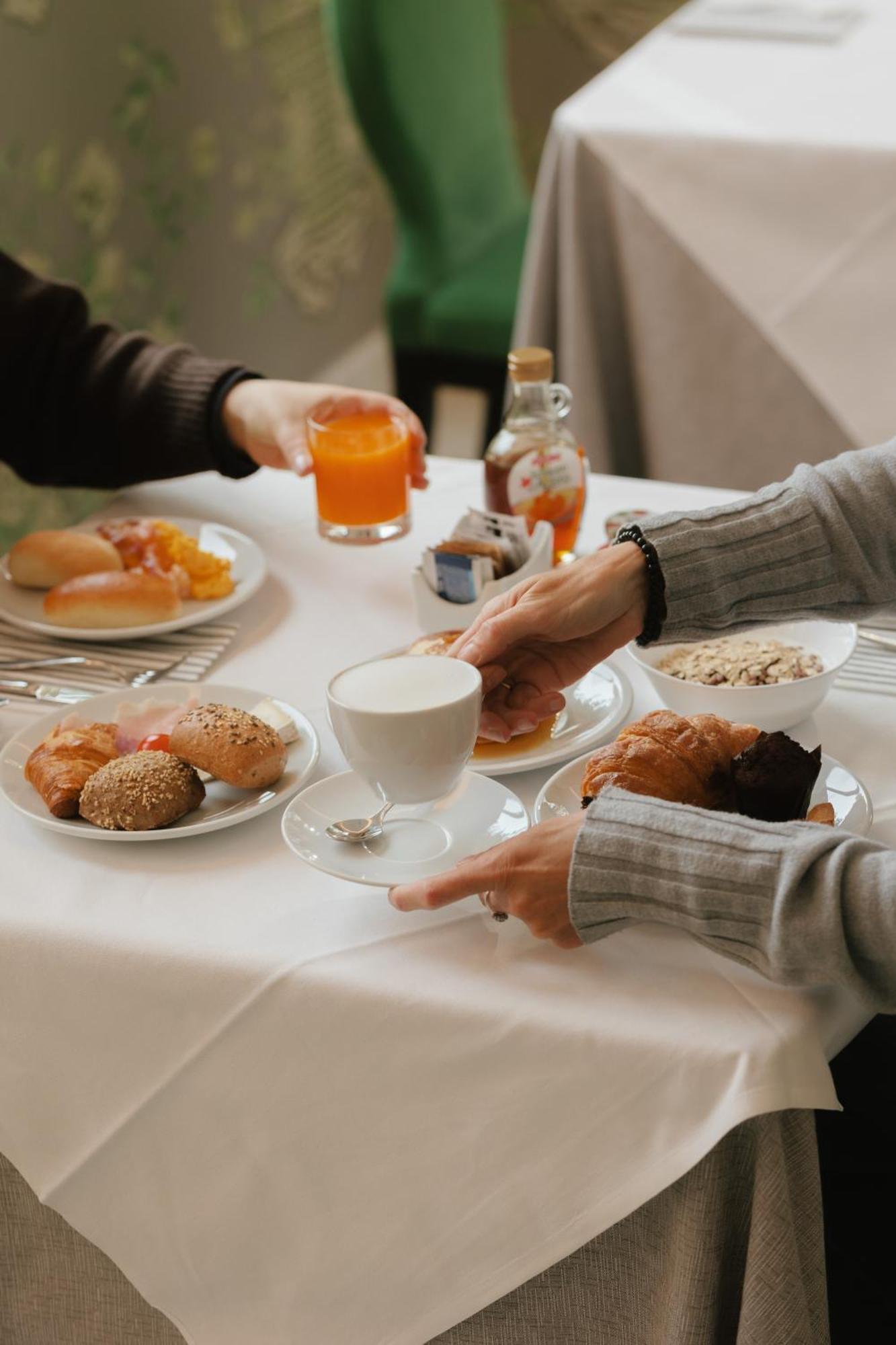 Hotel Miramare Чивитанова Марке Екстериор снимка