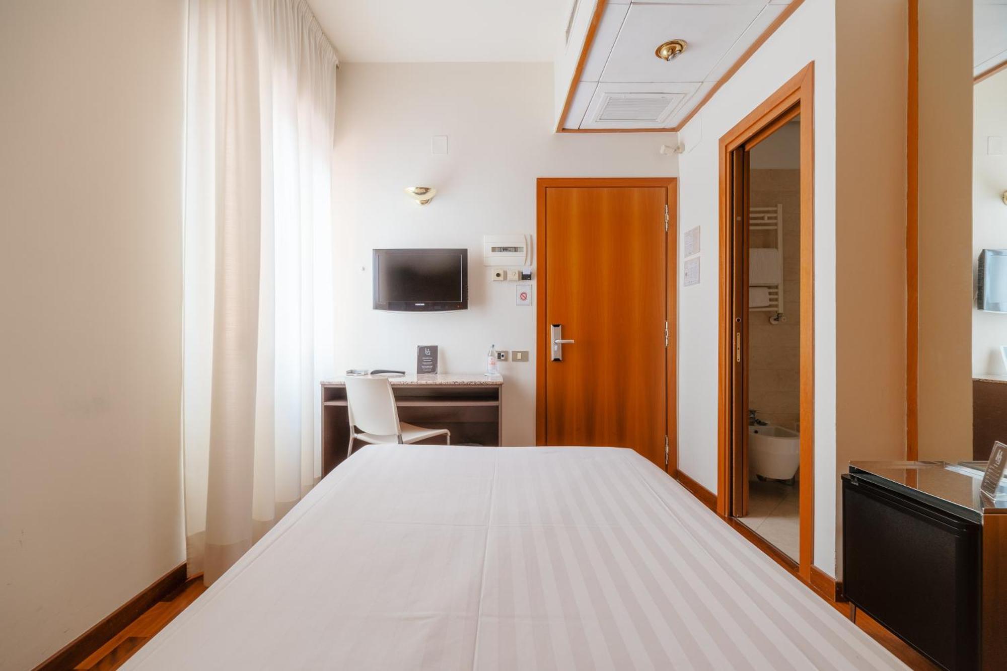 Hotel Miramare Чивитанова Марке Екстериор снимка
