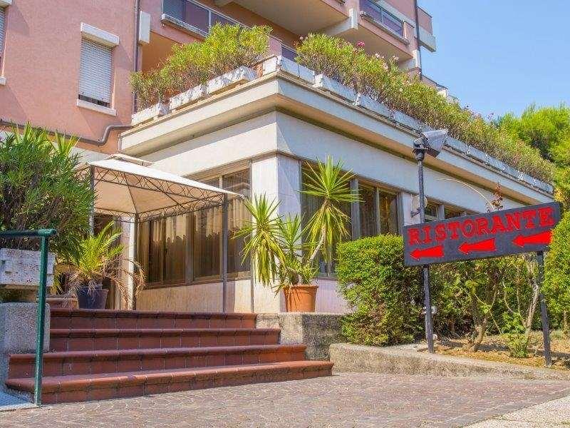 Hotel Miramare Чивитанова Марке Ресторант снимка