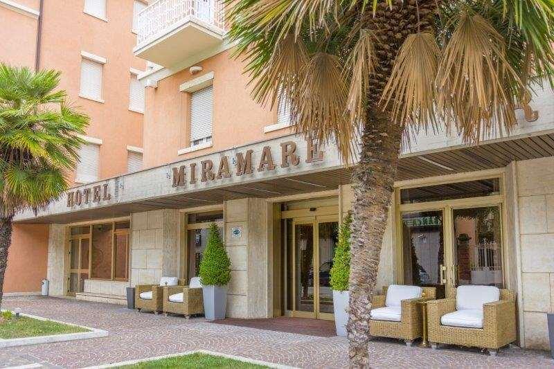 Hotel Miramare Чивитанова Марке Екстериор снимка